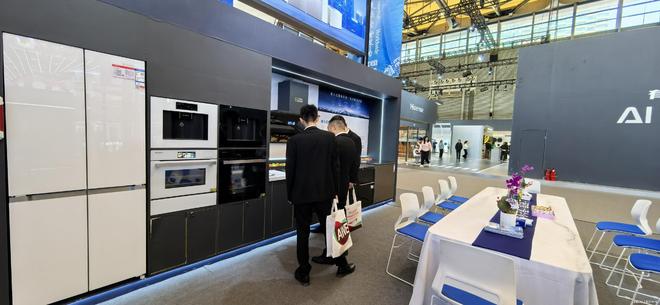 入式新品首发 引领智能冰箱新“食”尚j9国际AWE2025：双鹿上菱嵌(图2)